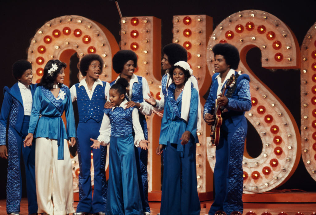 Randy, La Toya, Marlon, Janet, Michael, Jackie, Rebbie和Tito Jackson在电视节目中穿着相配的蓝色服装